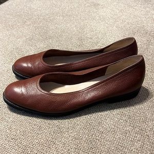 SALVATORE FERRAGAMO BROWN LEATHER FLATS SIZE 8 made it Italy